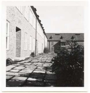 Grünflächen an der Albrecht-Dürer-Schule, Bromberg: Plattenweg an den Schulgebäuden