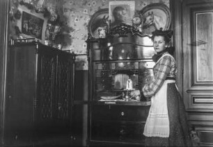 Elfriede Apel : Dresden, Regerstraße 22. Elfriede Apel an einem Buffetschrank stehend