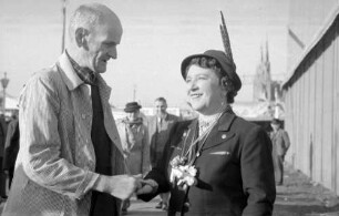 München: Liesl Karlstadt mit Burschen