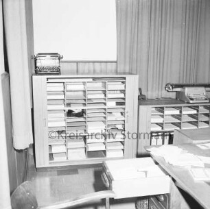 Rathaus: Ordnungsamt: Einbruch: vorn Schreibtisch mit herausgezogener Schublade: hinten aufgebrochene Schränke: 11.11.1970