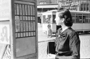 Berlin: Maria Mart (Tänzerin) an Straßenbahnhaltestelle