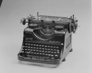 Typenhebelschreibmaschine "Rheinmetall". Vorderanschlag (sofort sichtbare Schrift), Universaltastatur, Farbband. Schrägansicht von vorn