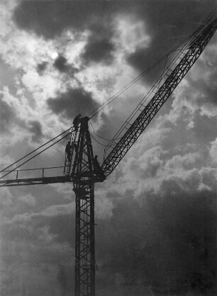 Dresden. Montagearbeiten an Turmdrehkränen