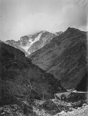 Bergpanorama : Blick auf Berghänge, im Vordergrund eine Bogenbrücke