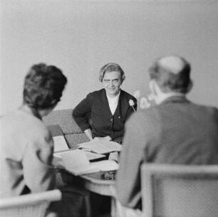 Institut für Anwendung radioaktiver Isotope. Prof. Dr. Lieselott Herforth und zwei Mitarbeiter im Gespräch im Arbeitszimmer : Dresden-Südvorstadt, Zellescher Weg 19 (Andreas-Schubert-Bau der TU Dresden). Institut für Anwendung radioaktiver Isotope. Prof. Dr. Lieselott Herforth und zwei Mitarbeiter im Gespräch im Arbeitszimmer