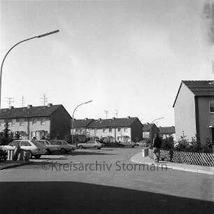 Kolberg-Körlin-Straße: Wohngebäude, davor parkende Pkw: Blick von Westen