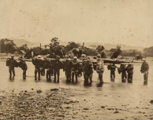 Reisende Samurai werden über einen Fluss getragen