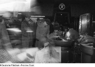 Besucher an einem Messestand mit Maschinen in der Messehalle des Ausstellungslandes Bulgarien