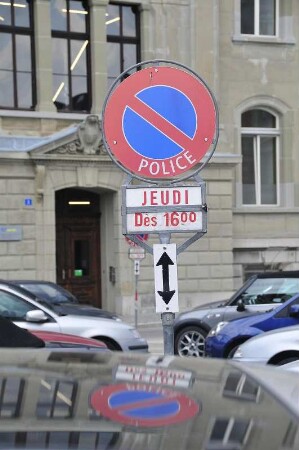 Lausanne - Verkehrszeichen : Halteverbotschild der Polizei, aufgenommen in Lausanne am 18. Mai 2010