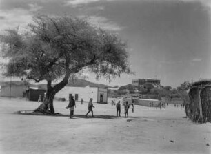 Verwaltungssitz : Platz in Dire Dawa. Recht im Bildhintergrund der ehemalige Verwaltungssitz der Bahnlinie & Addis Abeba nach Dschibuti-Stadt