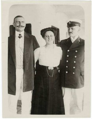 Ehepaar Held (?) mit dem Bordarzt der "Cap Finisterre"
