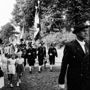 Schützenfest: Veranstalter Schützenverein Reinfeld und Umgebung von 1954 e.V.: Umzug: Paul-von-Schoenaich-Straße: Tiroler Schützen der Schützenkompanie Wilten (bei Innsbruck) mit Fahne: dahinter Schützenvereine mit Fahnen: im Vordergrund rechts Funktionsträger: rechts Böschung zum Kirchsteig: links Kinder: hinten links Hotel Stadt Hamburg, 8. September 1963