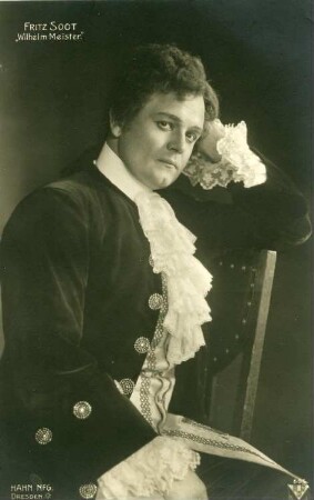 Fritz Soot als Wilhelm Meister : Fritz Soot als Wilhelm Meister in "Mignon" von Ambroise Thomas. Königliche Hofoper Dresden, 1912. Fotografie (Weltpostkarte) von E. Müller (Hahn Nachf.)