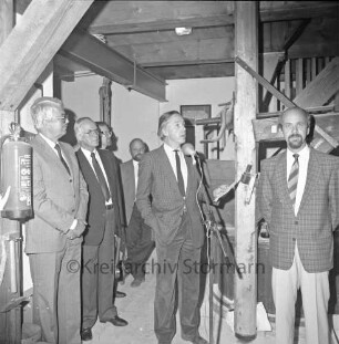 Glinder Heimat- und Mühlenmuseum: Kupfermühle: Innenansicht: Einweihung: Eröffnungsrede des Architekten Horst von Bassewitz im Beisein von Bürgermeister Hans-Peter Busch, Bürgervorsteher Kuno Hanke und Kreisrat Wilfried Busch