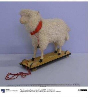 Plüsch-Schaf auf Rädern