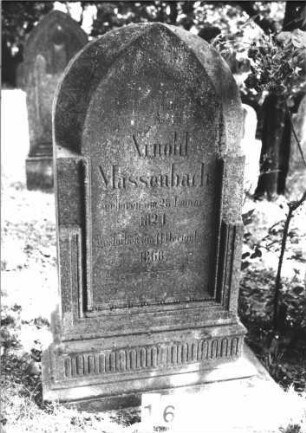 Grabstein 161 (Index: 100085428) Maße HxBxT: 110x55x19 cm Beschreibung: Stele, profi. Sockel, Rundbogenabschl. , Schriftfeld eingetieft m. Spitzbogenabschl.: Grabstein 161
