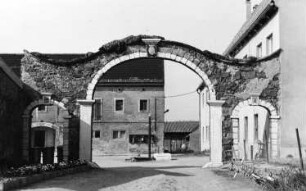 Triebischtal-Roitzschen. Torananlage eines Gutshofes neben der Korkmühle