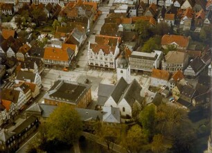 Luftaufnahme: Marktplatz mit Erlöserkirche und Rathaus. Detmold. Marktplatz