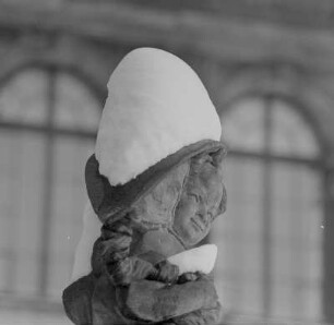 Dresden. Zwinger, schneebedeckter Putto