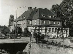 Berggießhübel (Bad Gottleuba-Berggießhübel), Badstraße (Sebastian-Kneipp-Straße) 10. Kneipp-Kurbad (Kulturhaus, um 1930). Straßenansicht von Südwest über die Gottleubabrücke