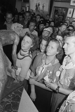 Ausstellung der Sowjetunion im Gebäude des Finanzministeriums der DDR am Werderschen Markt anlässlich der III. Weltfestspiele in Berlin : Ausstellungsbesucher vor einer Plastik