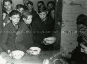 Lehrlinge der AEG erhalten eine warme Mahlzeit