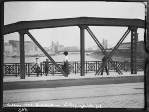 Breslau (heute: Wrocław), Blick von der Lessingbrücke mit Passanten auf die Kaiserbrücke