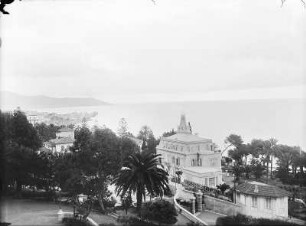 San Remo, Corso Imperatrice. Blick von der oberen Terrasse im Garten des Grand Hotel des Anglais über eine Villa zum Meer