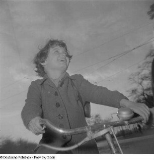Ein Mädchen auf einem Fahrrad