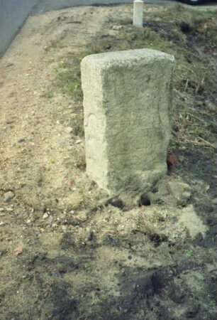Borstel (Kreis Segeberg): bei Grenze zu Tönningstedt: Grenzstein: auf Schmalseite Hufeisen-Symbol