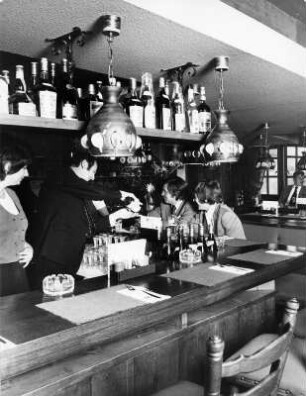 Hamburg-Eppendorf. In einem Pub. Blick auf den Tresen. Gäste werden bedient