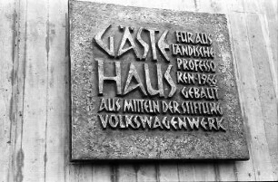 Freiburg: Studentensiedlung, Einweihungsfeier; Stiftungstafel: Max-Kade-Haus, Gästehaus (Volkswagenstiftung)