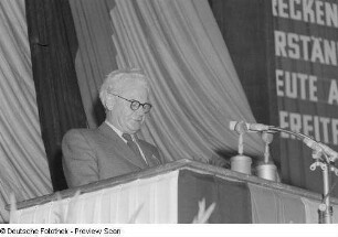Hermann Matern am Rednerpult