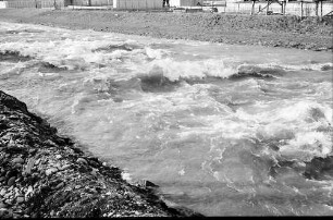 Freiburg: Hochwasser der Dreisam von der Kronenbrücke