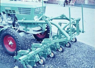 Fotografie: Pflegegerät, Zuckerrübe, Hackmaschine, Standardtraktor, Frontanbau