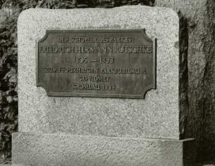 Gedenkstein für den Gutsbesitzer und Parkgründer F.H. Rötschke (1805-1893)