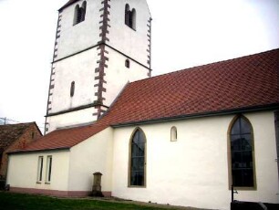 Ansicht von Norden mit Kirche (im Kern Romanisch)-Langhaus mit erhaltenem Romanischem Schlitzfenster