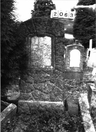 Grabstein 2063 (Index: 100096953) Maße HxBxT: 160x68x38 cm: Grabstein 2063