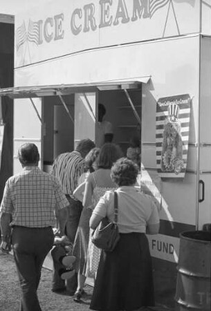 Deutsch-amerikanisches Volksfest auf dem ehemaligen Flugplatz an der Erzbergerstraße