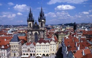 Prag - Theykirche und Stadtübersicht : Blick auf die Theynkirche in Prag, aufgenommen 2004