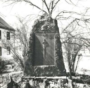 Denkmal für die im 1. Weltkrieg Gefallenen (nach 1918; Stein). Kitzscher, an der Dorfkirche