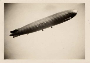 Postkartenalbum mit Motiven von Karlsruhe. Zeppelin
