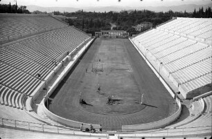 Athen: Stadion [Panathinaiko], in Achse gesehen