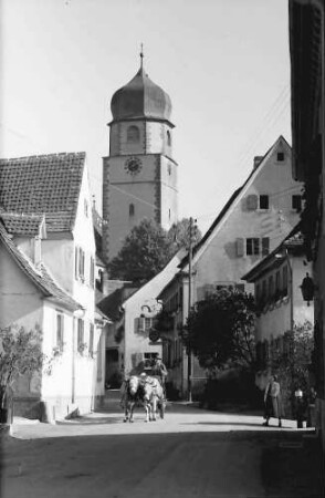 Kirchhofen: Gasse mit Kirchturm
