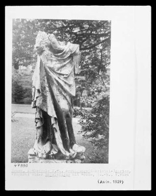 Engelsstatue mit Krone