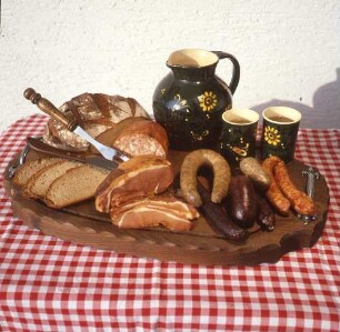 Vesperplatte mit Brot, Würsten und Apfelwein im Krug (sogenannter Odenwälder Bembel)