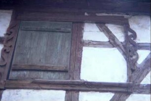 Detail voriges Bild: Schiebeladen mit verziertem Rahmen