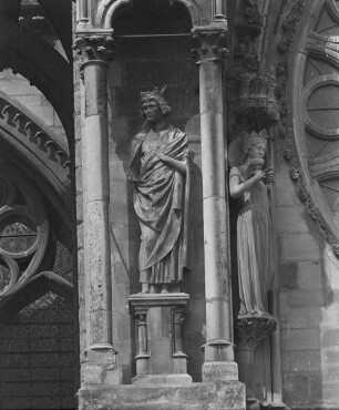 Königsstatue in einem Fialentabernakel