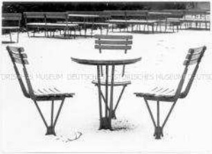 Gartenmöbel im Schnee