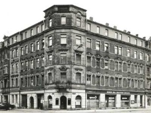 Dresden-Neustadt, Helgolandstraße 8/Ecke Fritz-Reuter-Straße. Wohnhaus mit Läden (um 1900). Eckansicht